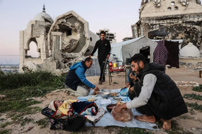 غارديان: من غزة نتقاسم ما لدينا برمضان ونشعل شمعة للأمل